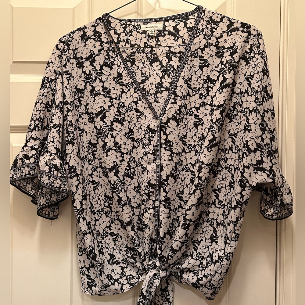 Max Studio Women’s Top Size Large
